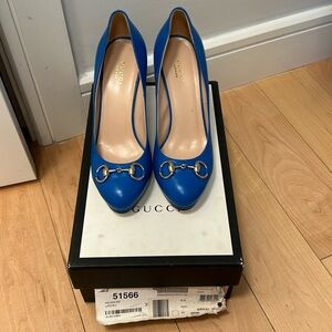 EXCELLENT CONDITION GUCCI 95MM GISELE BLUE LEATHER HEELS. SIZE 38.5
